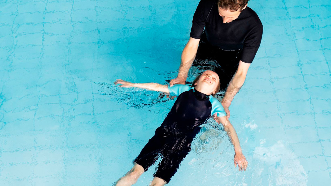 Efter måneders svømmepause: Gør dit barn tryg i vandet